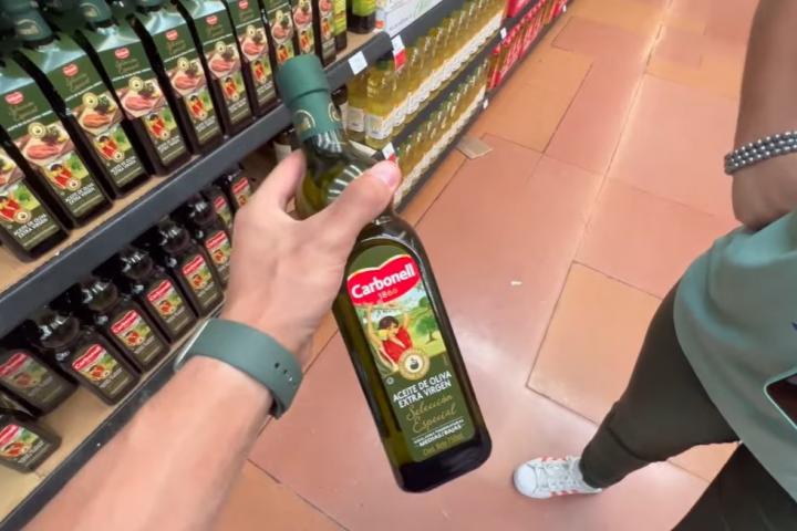 Una pareja de españoles visita un supermercado de México y alucinan con lo que pasa con el aceite de oliva