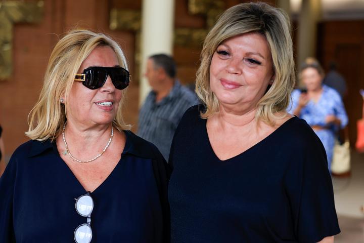 Carmen Borrego y Terelu Campos, el 5 de septiembre de 2023, en el tanatorio tras el fallecimiento de su madre.