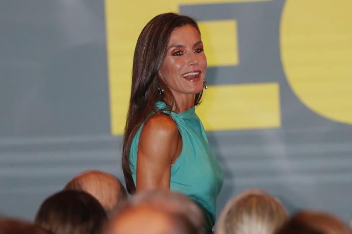La reina, muy sonriente y vestida de verde, llega a la entrega de los Premios Retina Eco.