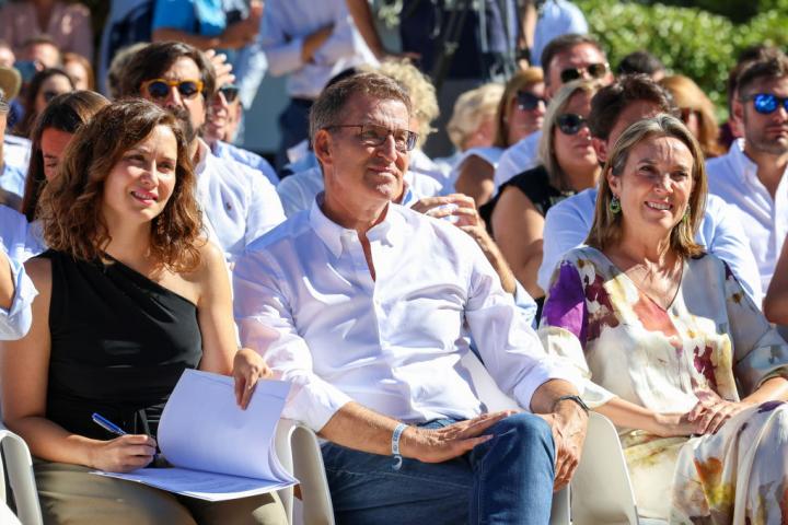Feijóo en el acto del PP contra la amnistía, acompañado de Ayuso y Gamarra.