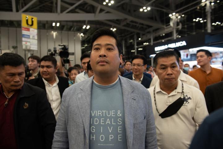 Vacharaesorn Vivacharawongse, hijo 'repudiado' del rey de Tailandia, vuelve a su país 27 años después.