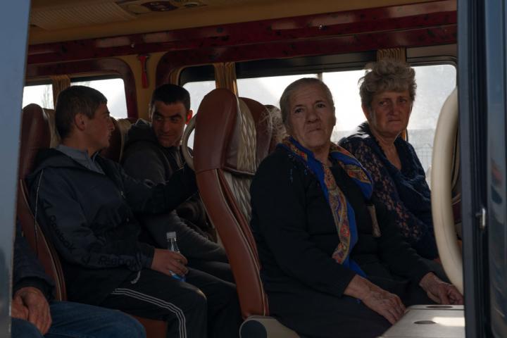 Desplazados de Nagorno Karabaj se dirigen hacia la frontera de Armenia.