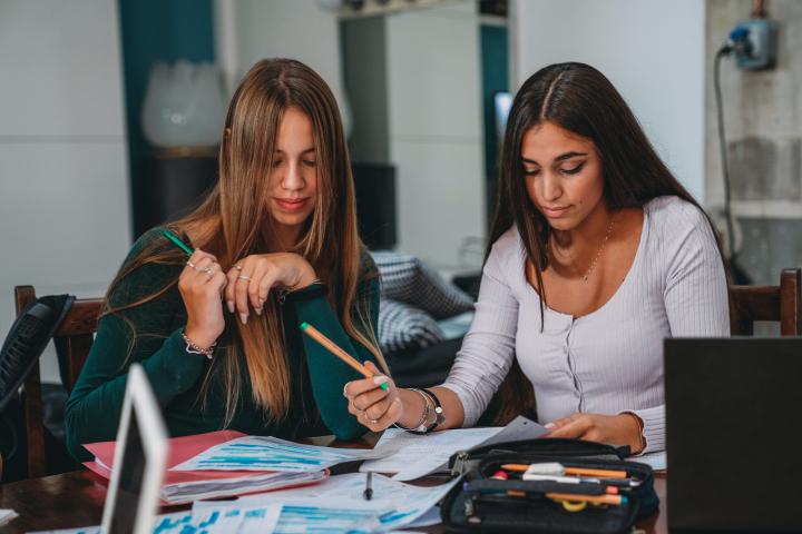Imagen de archivo de dos alumnas universitarias.