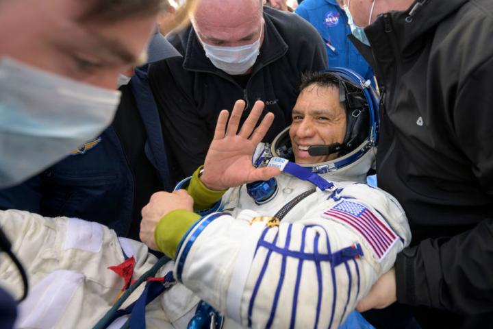 El astronauta Frank Rubio después de volver a la Tierra.