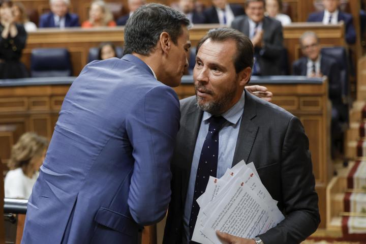 El presidente del Gobierno en funciones, Pedro Sánchez, saluda al diputado del PSOE Óscar Puente.