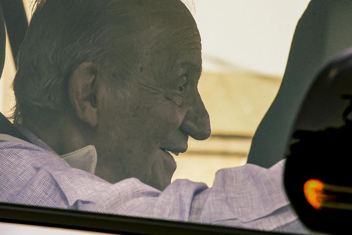 El rey emérito, Juan Carlos de Borbón, a su llegada a Sanxenxo.