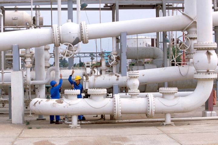 Trabajadores en una refinería de gas.