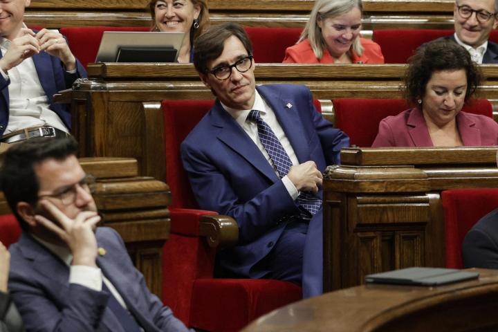 El líder del PSC, Salvador Illa, durante el pleno del Parlament en el que las fuerzas independentistas someten a votación dos propuestas de resolución a favor de la amnistía y de condicionar la investidura de Pedro Sánchez a avanzar hacia el referéndum.