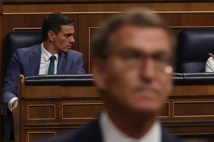 Pedro Sánchez, al fondo, en el primer debate de la sesión de investidura de Feijóo.