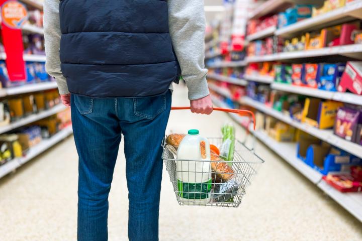 Foto de archivo de un hombre comprando en un supermercado.