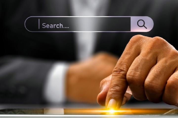 Una persona buscando en Internet