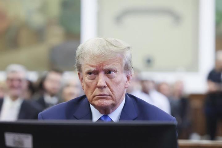 Donald Trump, sentado ante el juez en Nueva York