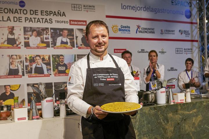 El cocinero Pedro José Román, del restaurante Cañadío de Santander, con la tortilla ganadora.