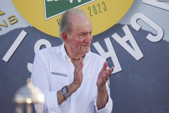 El rey Juan Carlos I en la ceremonia de premios de la regata de Sanxenxo el 1 de octubre de 2023.