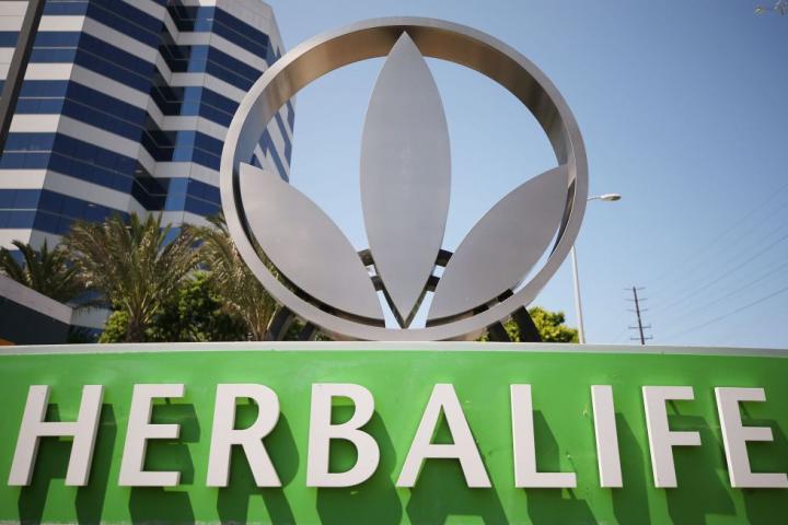 Logotipo de Herbalife en su sede de California.