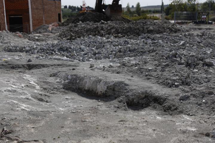 El Ayuntamiento de Madrid ha hallado restos de un cementerio de elefantes primitivos, de hace 14 millones de años, en el transcurso de las obras del nuevo centro logístico de bomberos que se está construyendo en el polígono de La Atalayuela, en el distrito de Villa de Vallecas. Según concreta este martes el Ayuntamiento en un comunicado, se han encontrado restos fósiles de gran tamaño que corresponden a ocho ejemplares parcialmente completos de la especie "Gomphotherium angustidens", de los que se han recuperado mandíbulas, colmillos, fémures, húmeros y caderas completas.