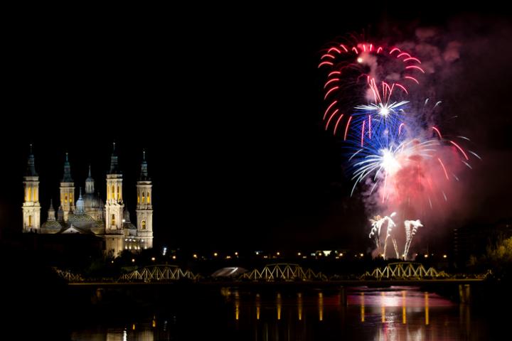 Fuegos artificiales durante las fiestas de El Pilar en Zaragoza en una imagen de archivo.