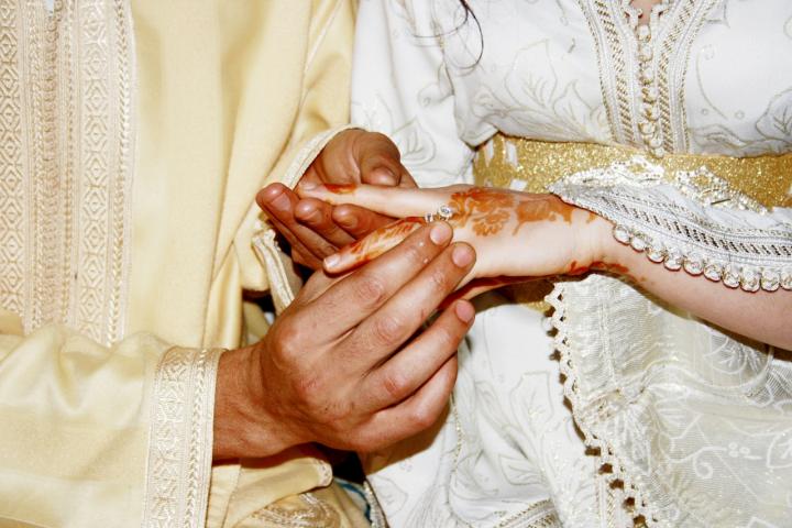 Una pareja de novios, en Marruecos, vestidos para la ocasión.