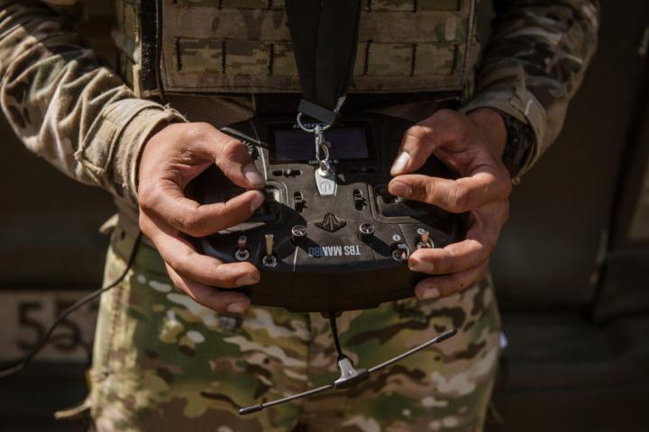 Un soldado ucraniano opera un dron, en una imagen de archivo