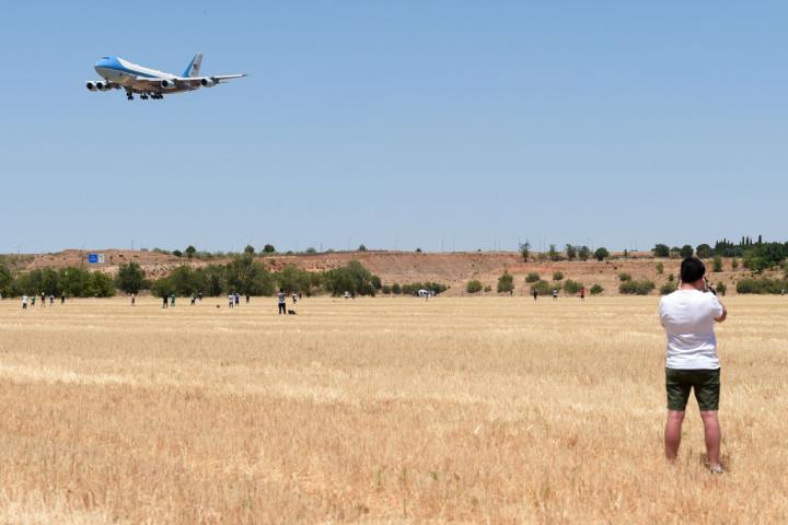 Un spotter español fotografía el aterrizaje del avión presidencial de Estados Unidos en Torrejón de Ardoz en 2022.