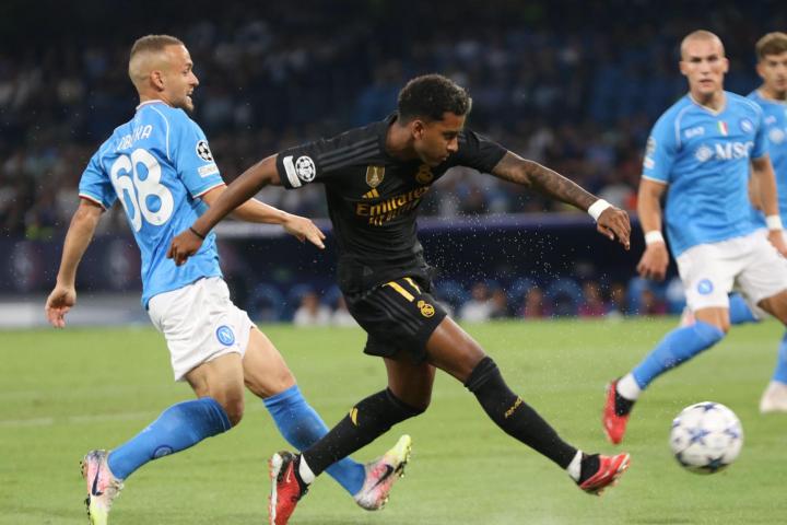 Uno de los lances del Nápoles-Real Madrid