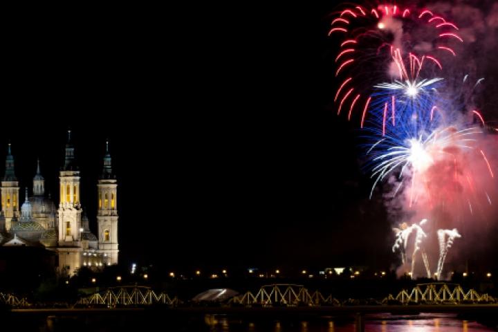 Fuegos artificiales en el fin de las Fiestas del Pilar de Zaragoza