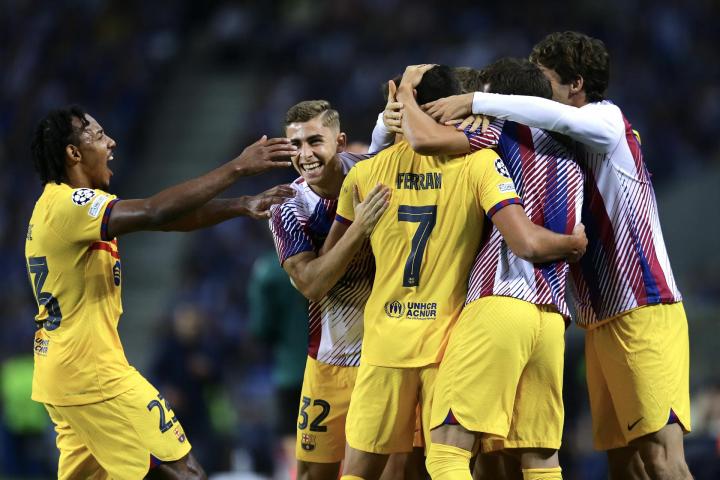 Los futbolistas del Barça celebran el gol de Ferran Torres en Do Dragao