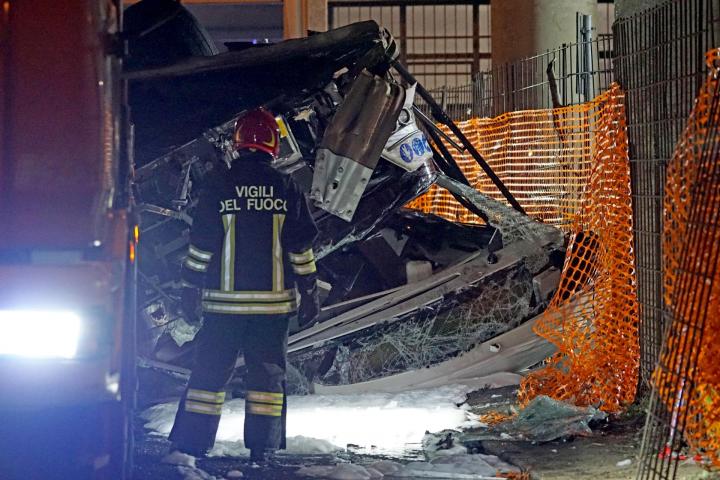 Vista del autobús eléctrico accidentado cerca de Venecia, Italia.