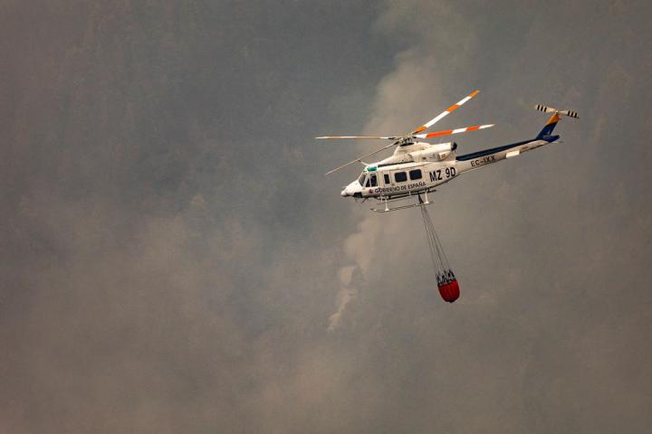 Un helicóptero participa en las labores de extinción del incendio de Tenerife el pasado agosto.