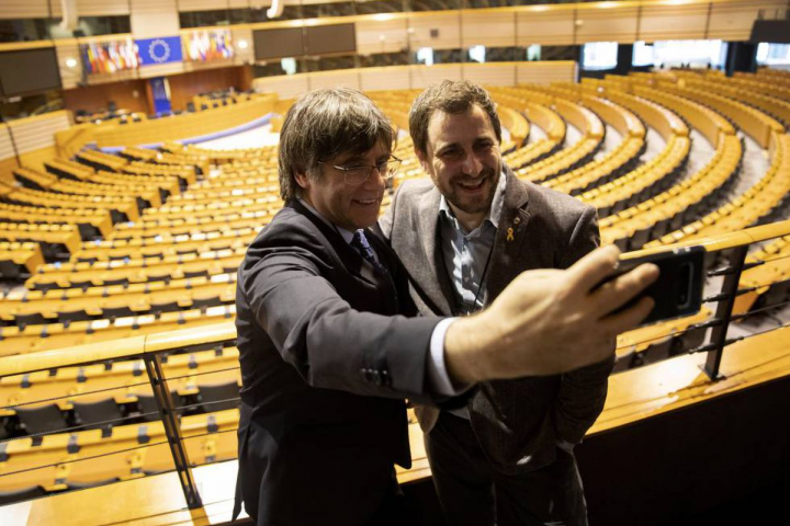 Imagen de archivo de los eurodiputados Carles Puigdemont y Toni Comín sacándose un selfi en el Parlamento Europeo.