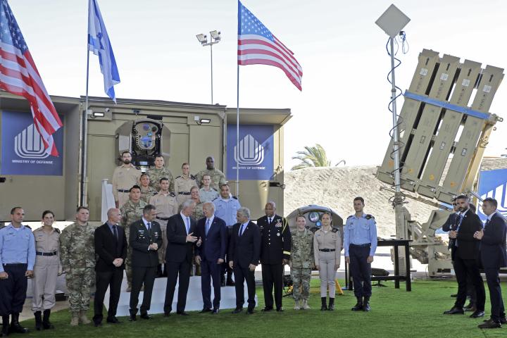 Acto de presentación del sistema láser de defensa antimisiles Iron Beam y Iron Dome, en el aeropuerto israelí Ben Gurion y con la presencia del presidente estadounidense, Joe Biden.