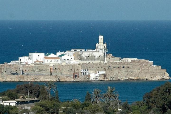 El peñón de Alhucemas fotografiado desde la costa de Marruecos, en una imagen de archivo
