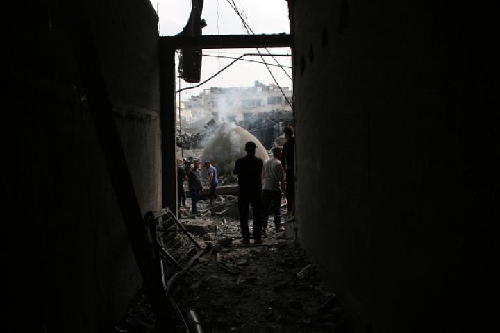 Habitantes de la Franja de Gaza inspeccionan las ruinas de una mezquita bombardeada por la aviación israelí este 9 de octubre tras los ataques de Hamás.