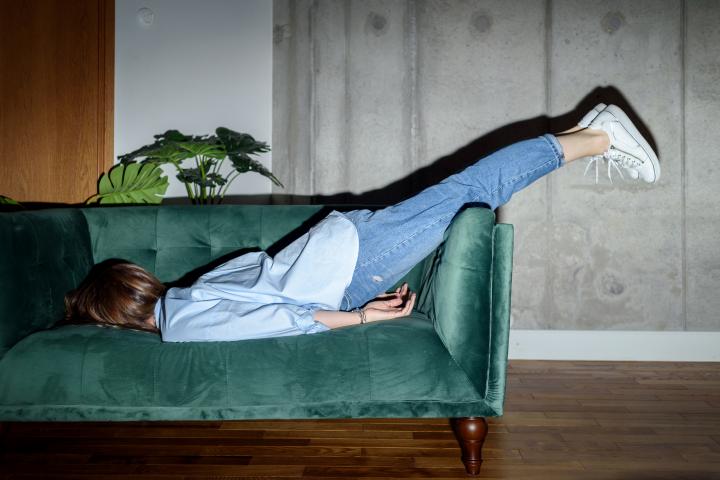 Imagen de archivo de una mujer extremadamente cansada.