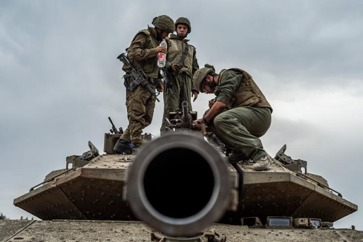 Soldados israelíes sobre un tanque en la frontera con Gaza.