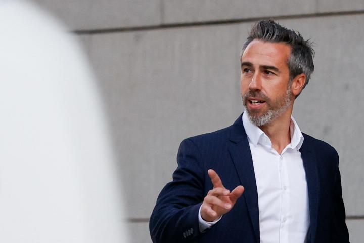 El exseleccionador de fútbol femenino Jorge Vilda a su llegada este martes este martes a la Audiencia Nacional en Madrid para declarar ante el juez como imputados por las presuntas coacciones a la jugadora Jenni Hermoso y su entorno para que dijera que el beso de Luis Rubiales fue consentido.