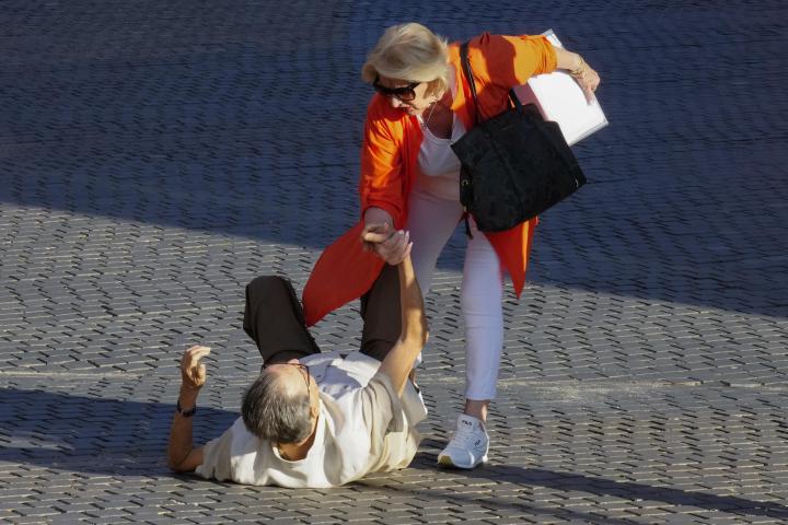El exvicepresidente del Comité Técnico de Árbitros (CTA) José María Enríquez Negreira, ayudado por su esposa tras sufrir una caída este martes a su llegada al Instituto de Medicina Legal de Cataluña para ser examinado por un forense que debe certificar si padece síntomas de demencia, como ha alegado su defensa ante el juez.