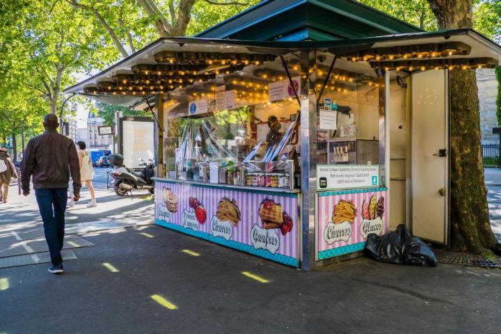Un puesto de comida ambulante parisino que vende crepes, en una imagen de archivo