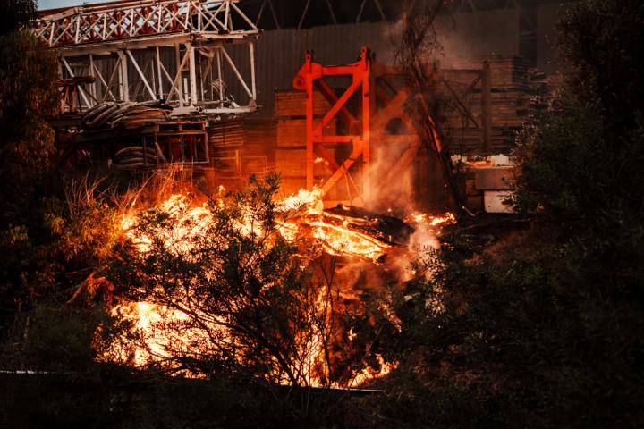 Una fábrica arde tras un ataque cerca de Gaza
