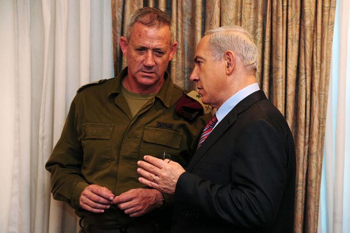 Benny Gantz, en su época de responsable militar israelí y Benjamin Netanyahu, en una imagen de archivo