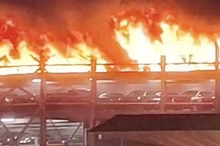 El incendio del aeropuerto de Luton se ha declarado en un aparcamiento.a