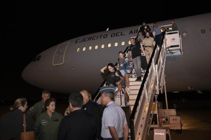 Los pasajeros del A330 español que han llegado de Israel a Torrejón de Ardoz.