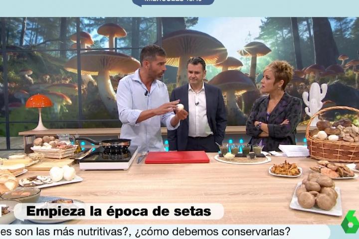 Pablo Ojeda con los presentadores de Más Vale Tarde preparando varias recetas con setas