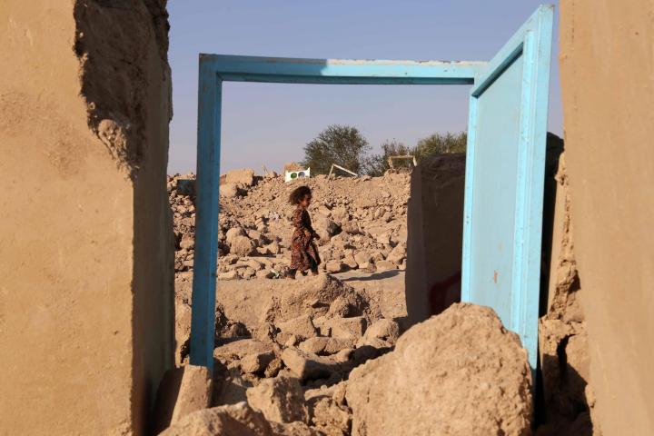 Una niña camina entre las ruinas de varias casas en la región de Herat.