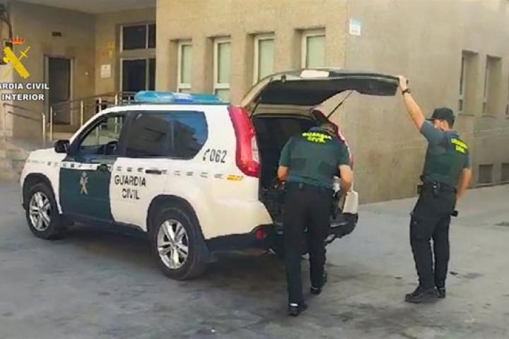 Agentes de la Guardia Civil frente al Ayuntamiento de Roquetas de Mar (Almería).