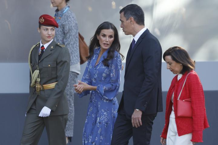 La princesa de Asturias, Leonor (i-d), la reina Letizia, el presidente del Gobierno, Pedro Sánchez.