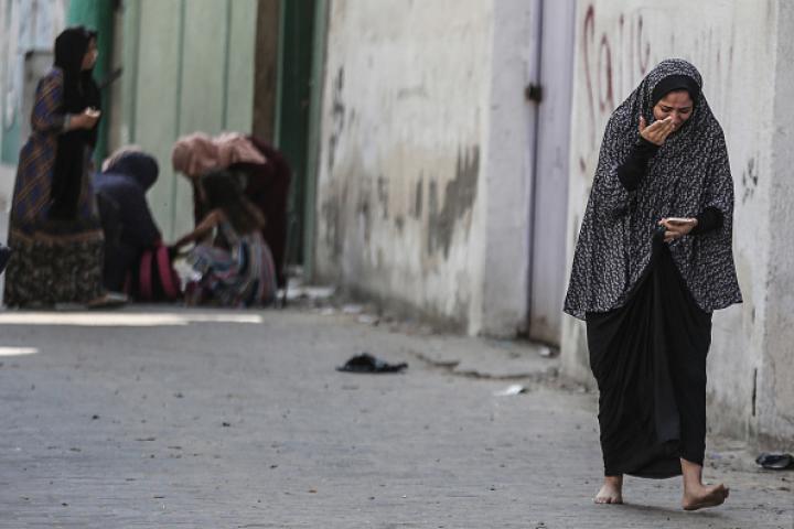 Una mujer palestina llorando tras un ataque de Israel en Gaza.