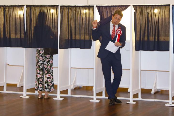 El líder de los socialistas gibraltareños, Fabián Picardo, se dispone a votar en las elecciones.