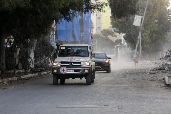 Vehículos del Comité Internacional de la Cruz Roja (CICR) transportan a palestinos cuyas casas fueron destruidas en los ataques este viernes, 13 de octubre de 2023.