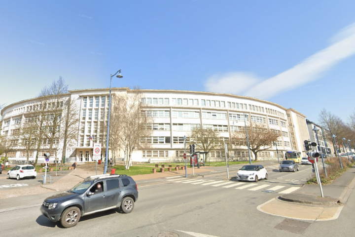 Vista del exterior del instituto francés Gambetta en el que se ha registrado el apuñalamiento múltiple.